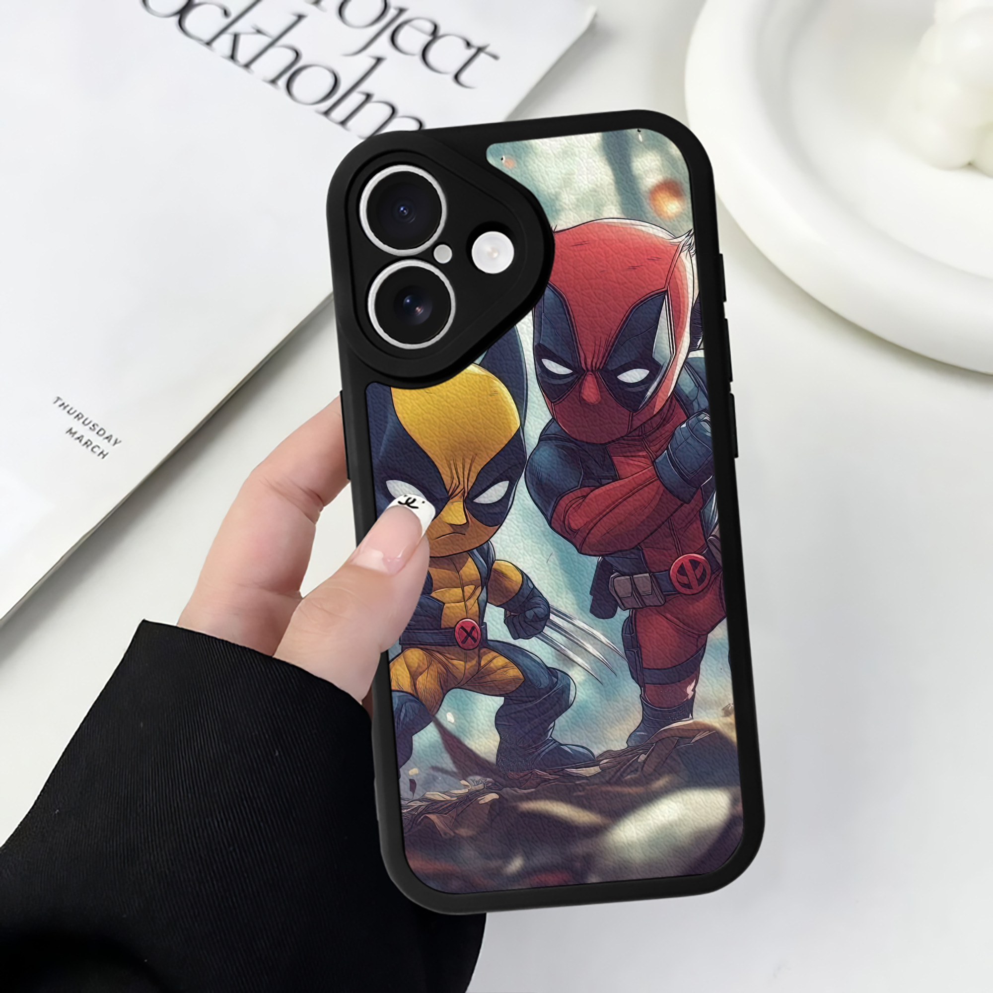 （画像用） Deadpool デッドプール 【iPhone 16シリーズ対応】シリコンスマホケース（レザー調） 材質：シリコン